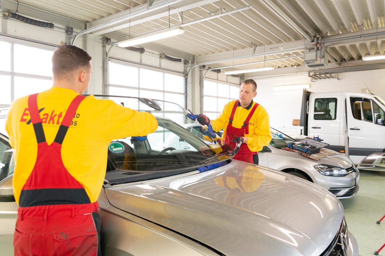 Monteure von Exakt Autoglas beim Scheibentausch